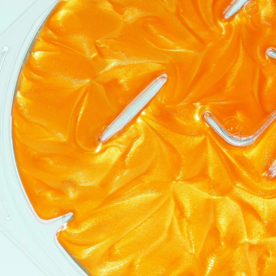 Gold shimmering face mask for relaxing